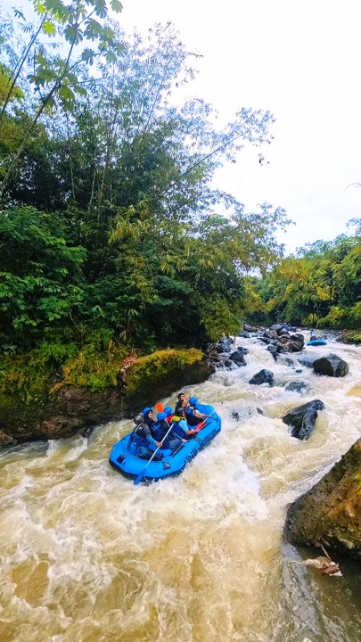 cinematik arung jeram 