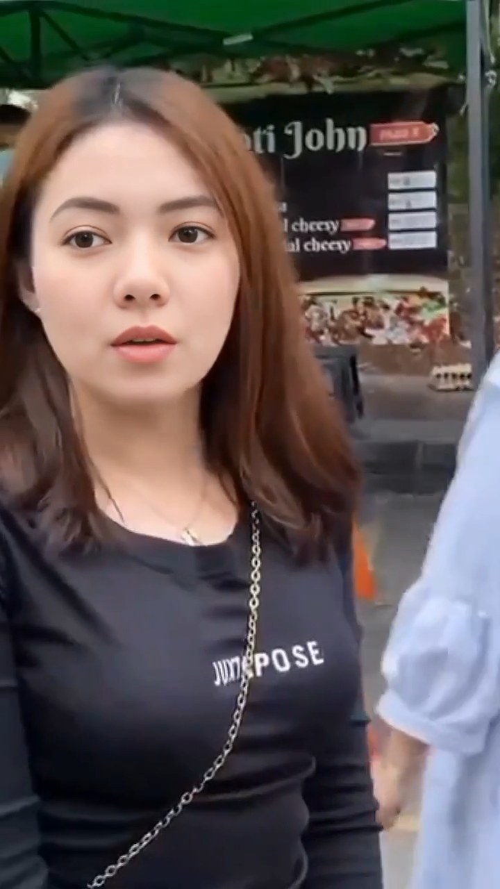 Masayang tumatawa 