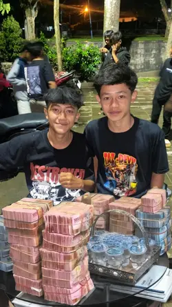trend uang di meja