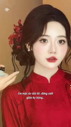EM MẶC ÁO DÀI ĐỎ