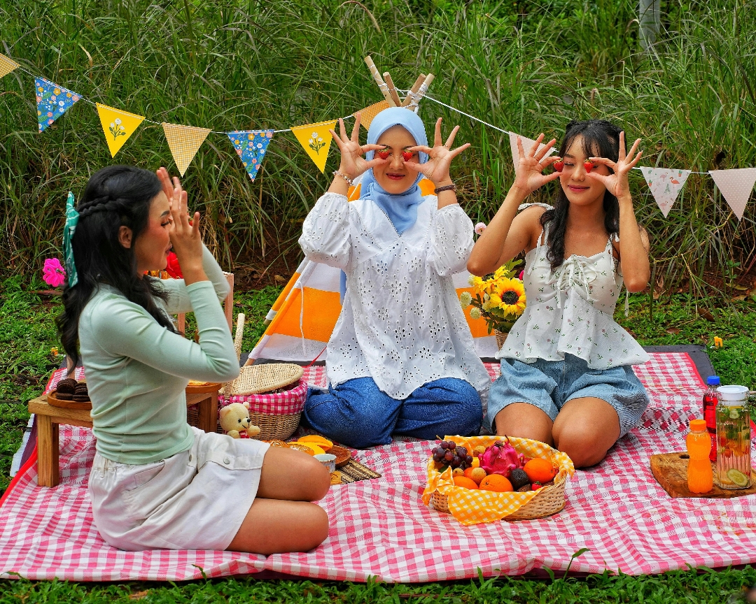 Kakak adik bersama 