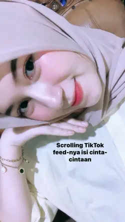 scrolling tiktok isi
