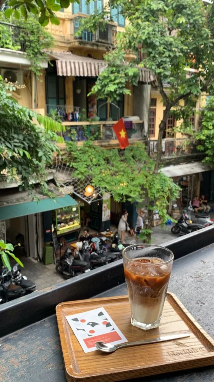 Cà phê một mình