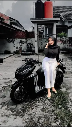 Cewek Duduk Di Motor