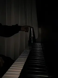 edit tocando piano
