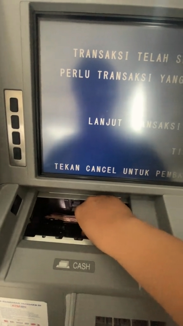 menghabiskan gaji u/