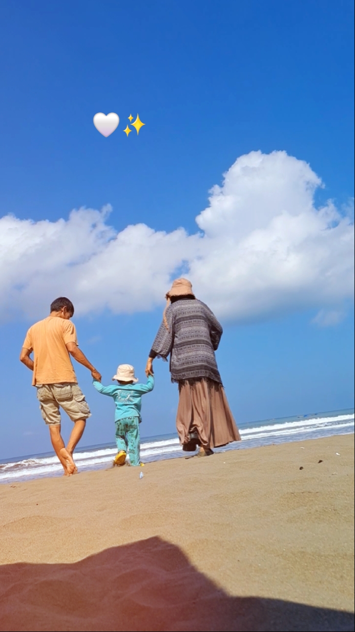 keluarga di pantai