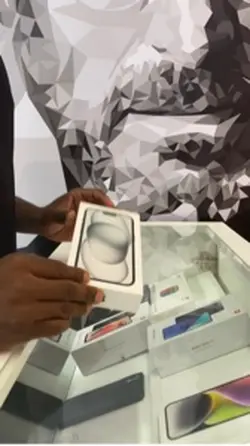 Unboxing iPhone 15