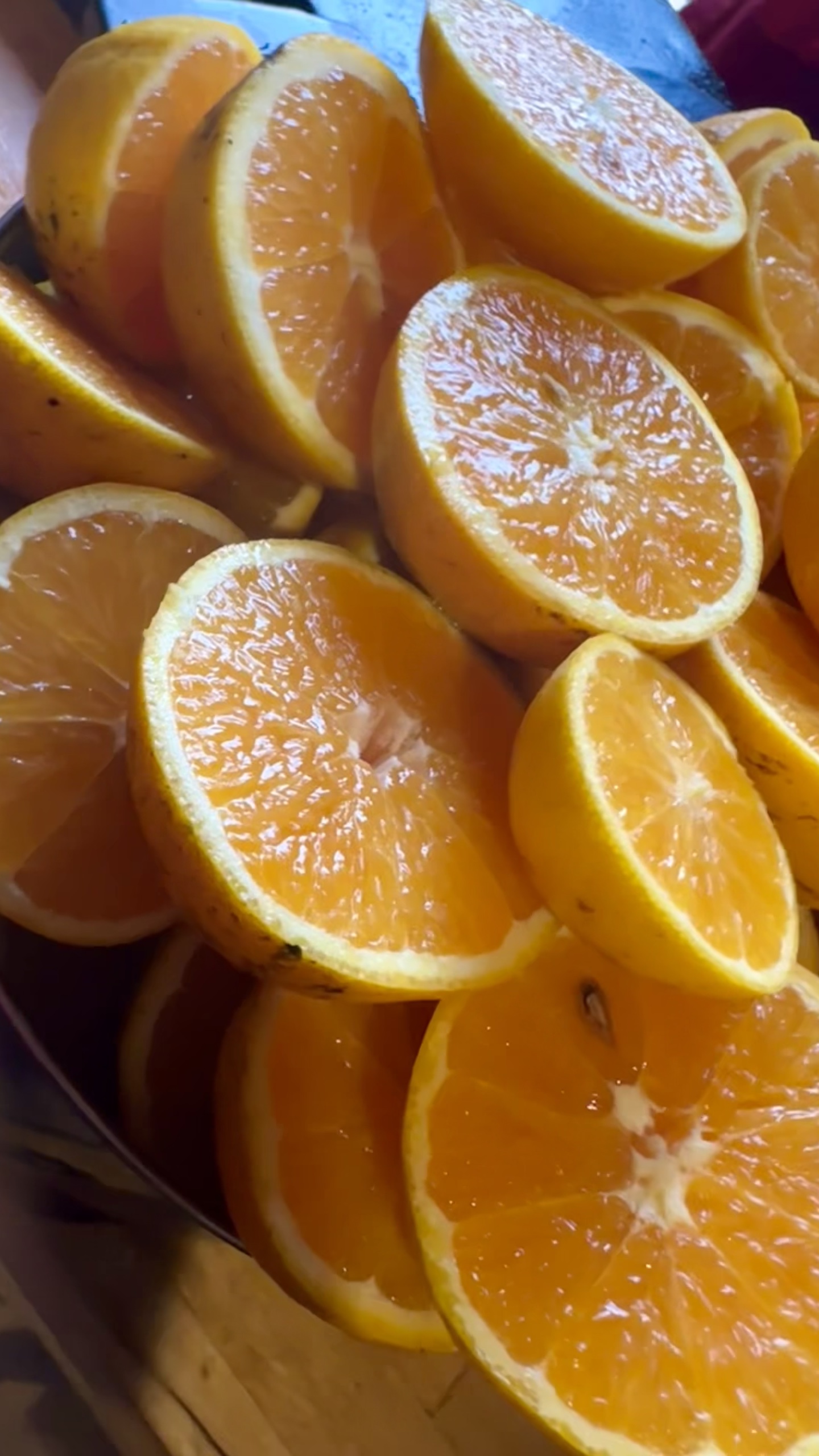 Bebiendo jugo de naranja