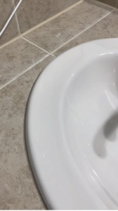 verschmutztes Waschbecken zu reinigen 