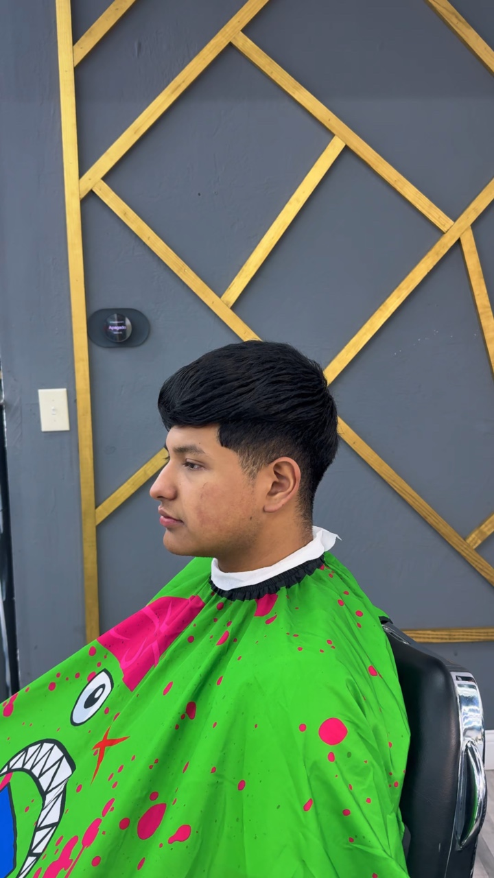 Peluquero profesional Mid Fade 